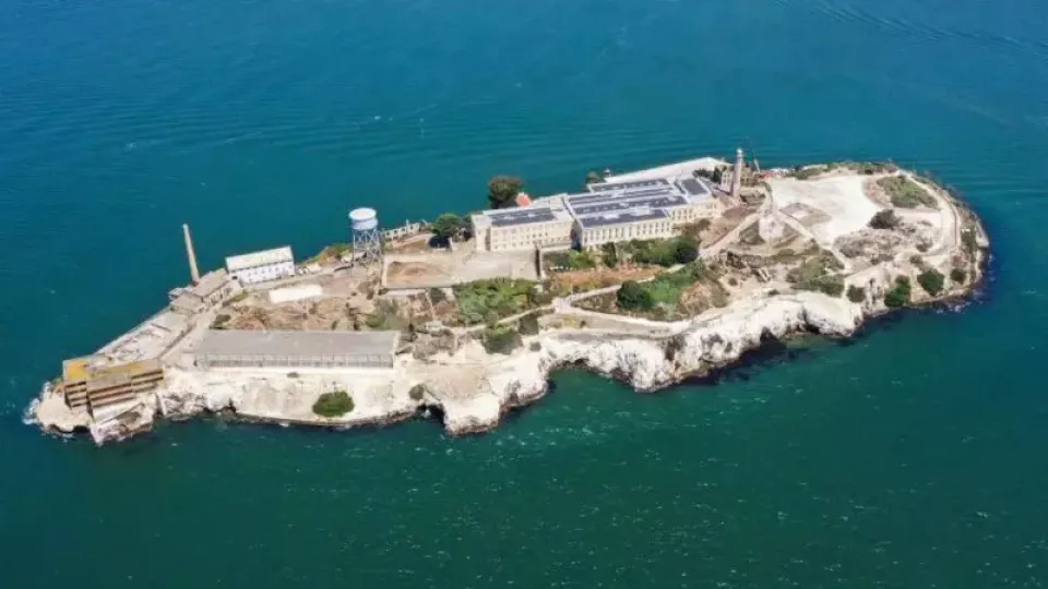 La prisión está ubicada en una isla cerca del puente Golden Gate de San Francisco.