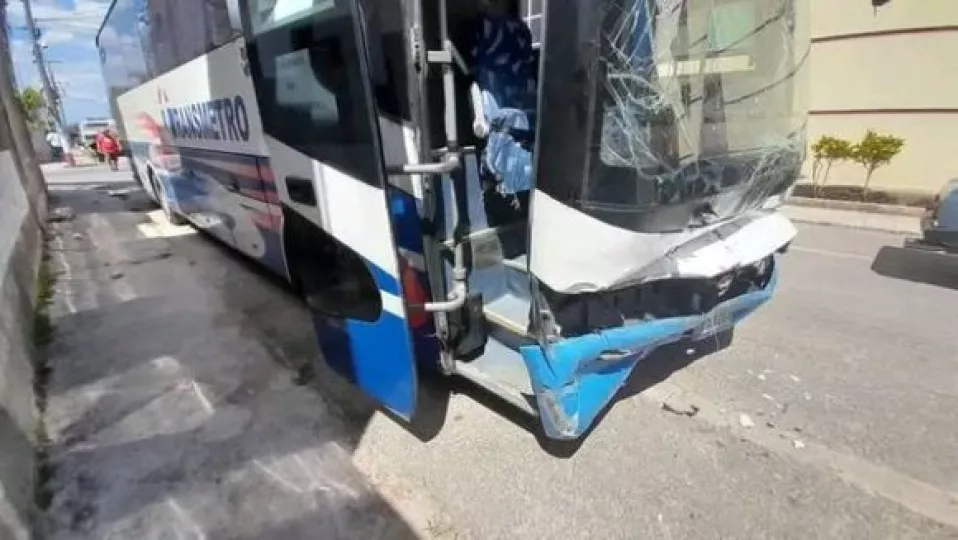 El acusado provocó daños en la parte frontal del Transmetro