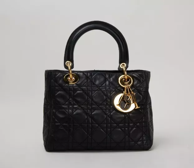 Bolso de piel de la marca Dior que forma parte del armario de la princesa Diana de Gales.