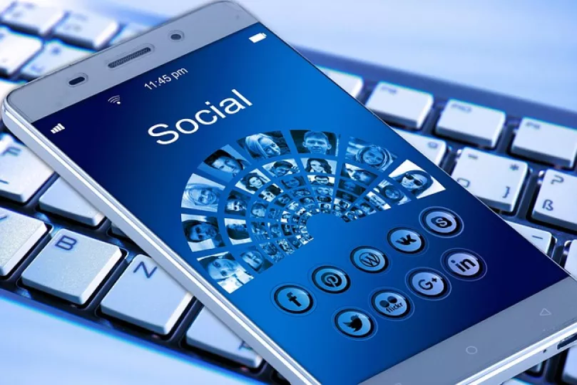 España, Francia y Grecia se unen para fijar edad mínima de acceso a redes sociales en la UE