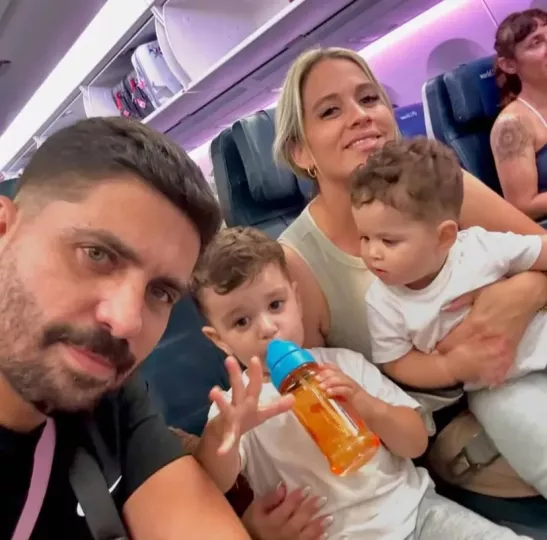 El actor Alejandro Cuervo junto a su esposa y dos hijos.