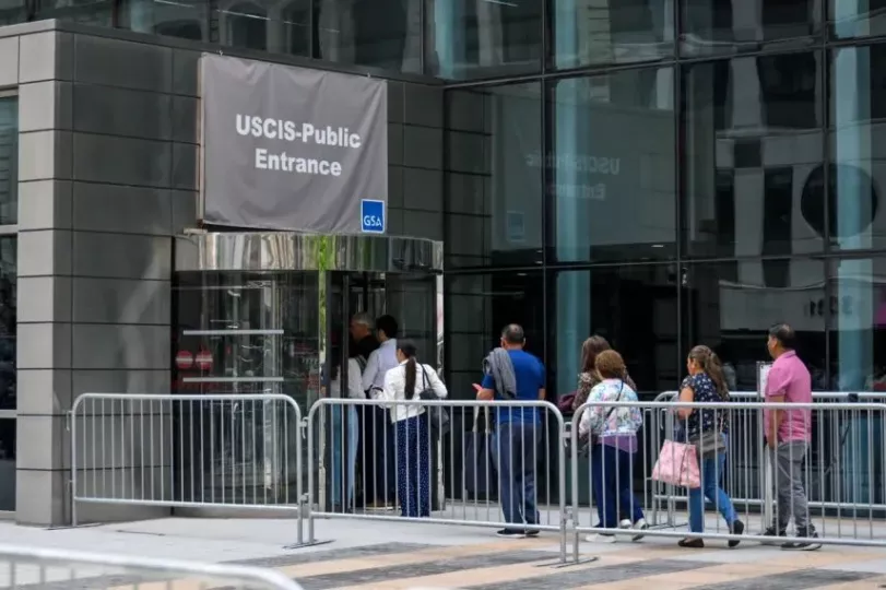 Personas hacen cola en el edificio de Inmigración y Control de Aduanas de Estados Unidos (USCIS), el 8 de mayo de 2025, en Nueva York.