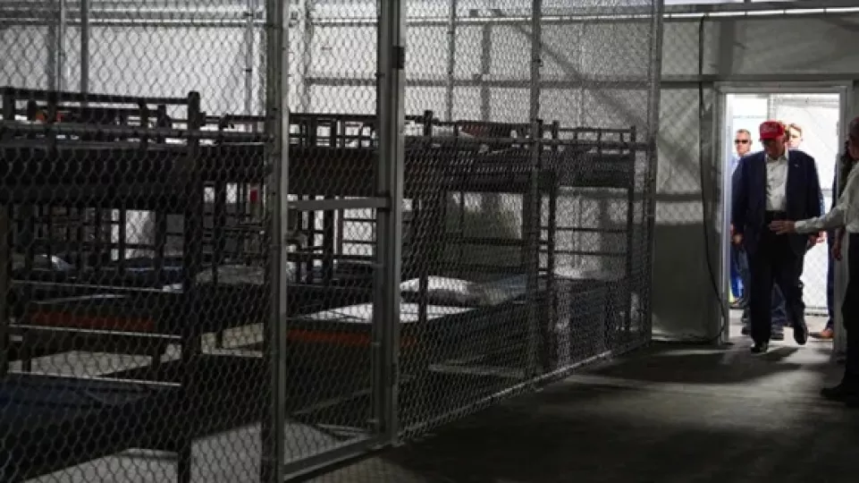 Trump planea construir cinco megacárceles más para migrantes, tras polémico centro en Florida