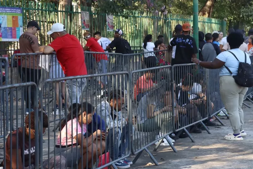 Migrantes haciendo cola en Tapachula, México, para solicitar asilo político. 