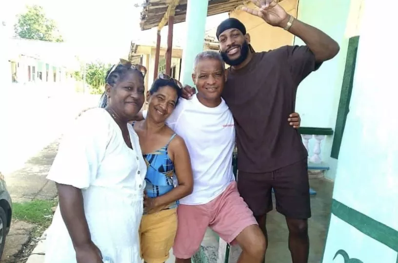 El monarca de Tokio, Andy Cruz, de visita en su natal poblado de Matanzas.
