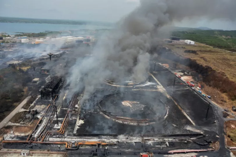 La Base de Supertanqueros, en la zona industrial de Matanzas, fue afectada por un incendio de grandes proporciones.