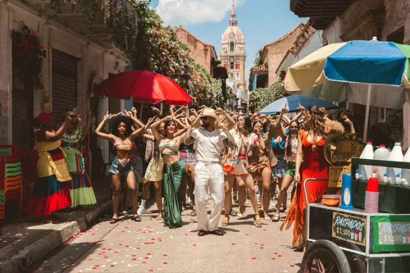 Maluma estrenó su nuevo sencillo “Bronceador”.
