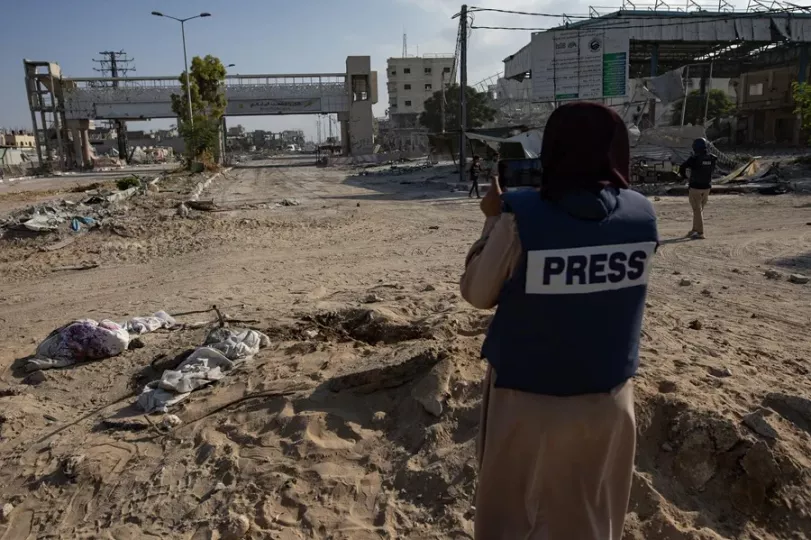 Periodista haciendo su trabajo en Gaza.