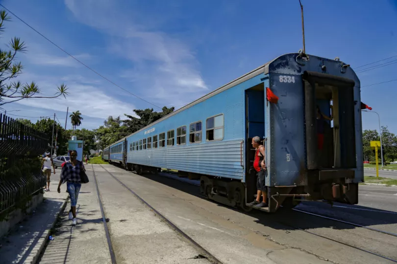 Los ajustes de horario en los trenes se deben a la escasez de coches y locomotoras.