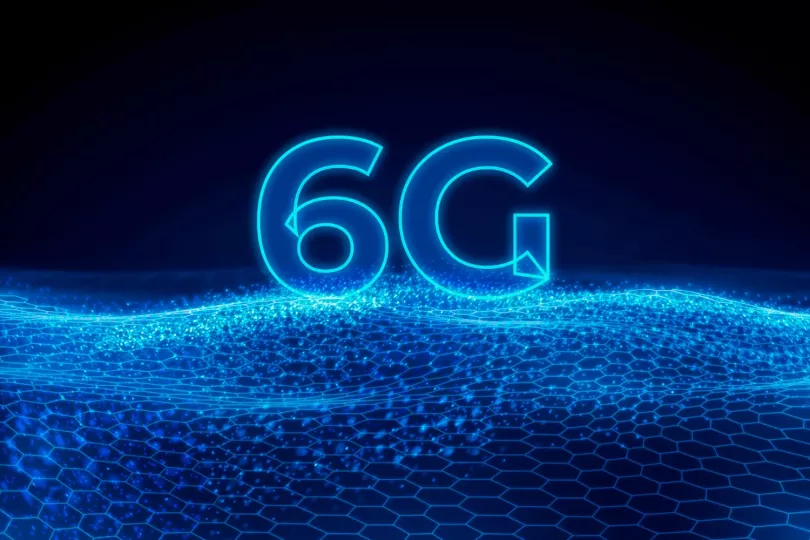 China vuelve a situarse a la cabeza en el desarrollo de tecnologías de comunicación. Un equipo de la Universidad de Pekín y la City University de Hong Kong anunció la creación del primer chip 6G universal, capaz de operar en todas las frecuencias y en cualquier tipo de dispositivo.