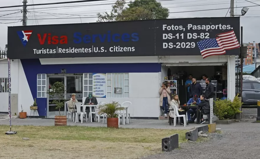 Imagen de archivo de personas a la espera de solicitar sus visas en Estados Unidos.