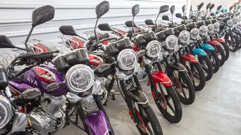 La producción de motocicletas de combustión y triciclos eléctricos avanza en Cuba.