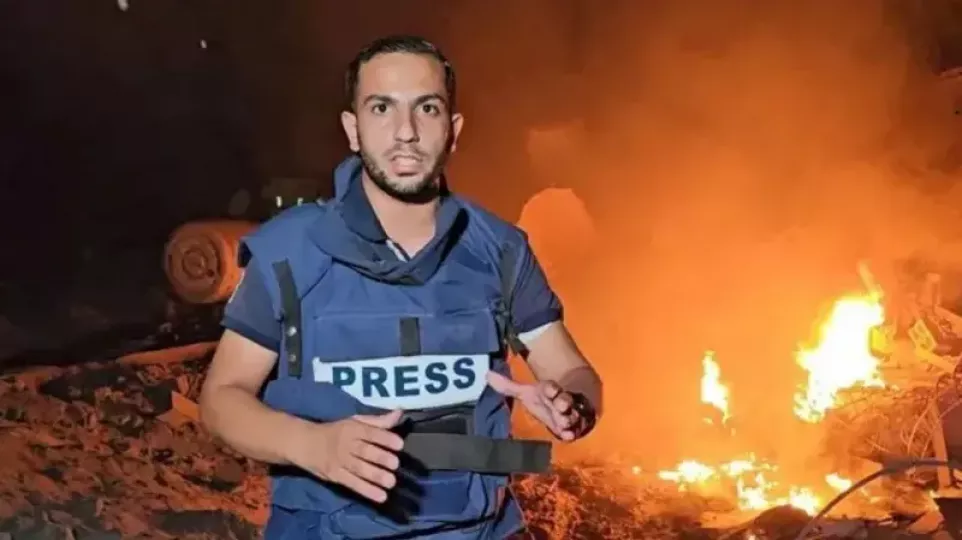 Anas al-Sharif, uno de los periodistas que informa en el momento, pereció durante el ataque.
