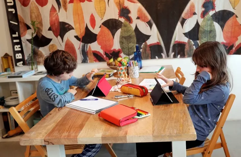 Más del 20% de niños y niñas sufre ansiedad cuando se limita el uso del móvil y el 38% de las familias cree que el uso digital ha perjudicado, en mayor o menor grado, el rendimiento académico de sus hijos.