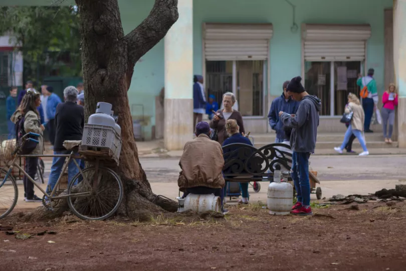 La escasez de gas licuado ha generado malestar en barrios donde este recurso representa la única alternativa para cocinar.