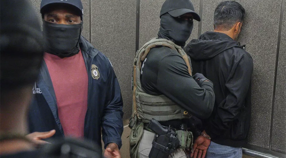 La fuerza laboral de EE.UU. pierde 1.2 millones de inmigrantes en medio de redadas masivas