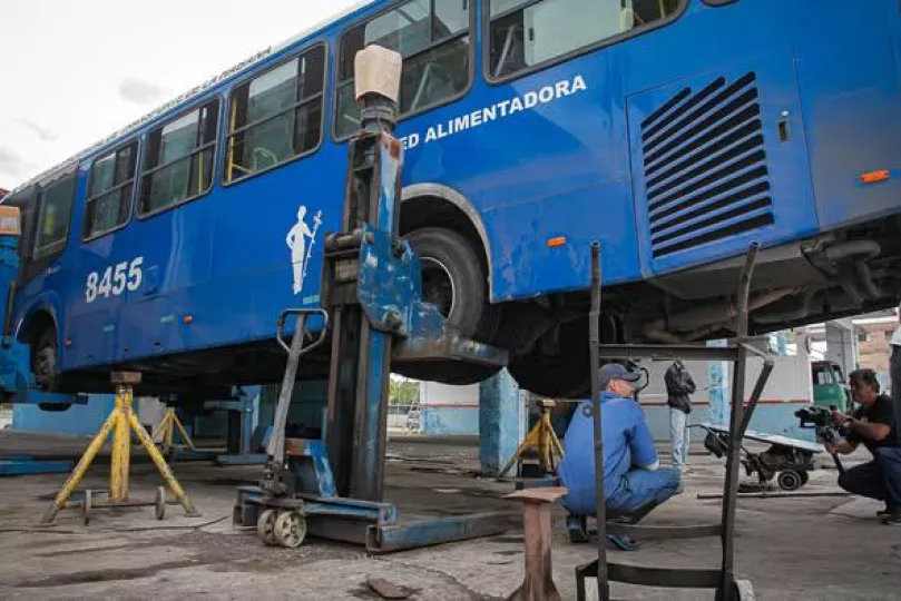 China dona repuestos para reactivar transporte público en La Habana