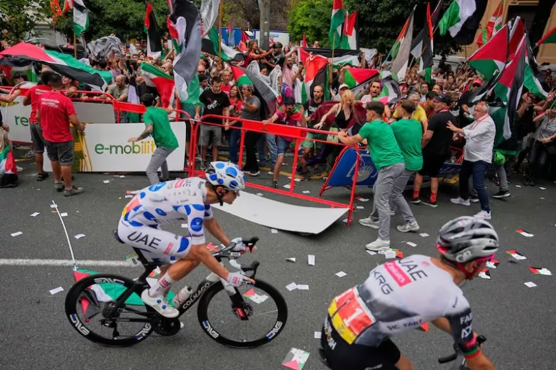 Una gran protesta por Palestina paraliza la Vuelta a España de ciclismo, a tres kilómetros de la meta en Bilbao