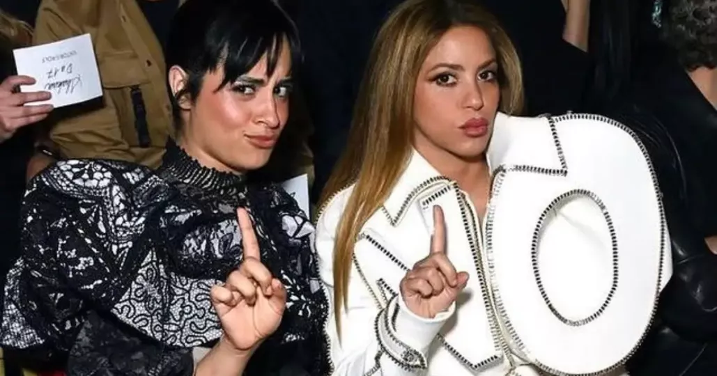 Las populares cantantes Shakira (colombiana) y Camila Cabello (Cuba).