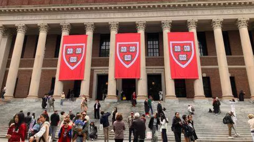 Recientemente, la Administración Trump retiró más de $2.600 millones en subvenciones federales a la Universidad de Harvard.