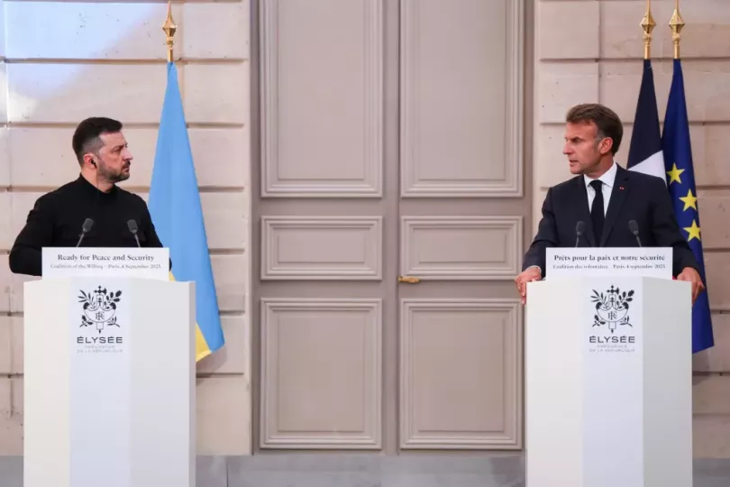 Los presidentes Volodímir Zelenski (Ucrania) y Enmanuel Macron (Francia) en conferencia de prensa tras la Cumbre de la Coalición de Voluntarios.