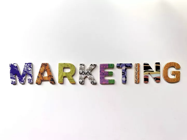 El marketing no es solo una herramienta para vender; es un puente que conecta a las empresas con sus audiencias.