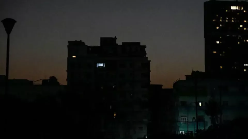 Una avería en la subestación Naranjito este domingo dejó sin luz a miles de habaneros justo al caer la noche.