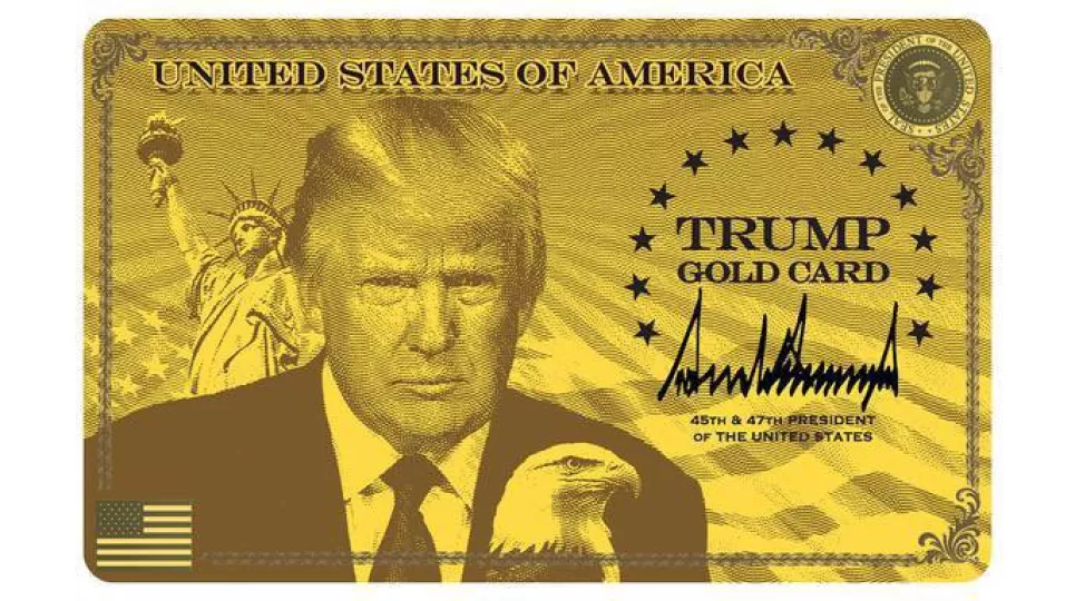 La tarjeta es toda una oda a la administración actual, con una foto del presidente, la Estatua de la Libertad, un águila y una bandera de Estados Unidos, pero lo que más resalta es la cara del propio mandatario y la inscripción “Trump Gold Card”.