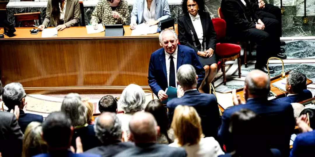 Un suicido político: Primer ministro francés, obligado a dimitir tras perder una moción de confianza que él mismo promovió