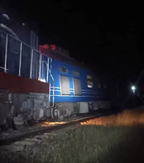 Tras el descarrilamiento del tren, no se reportaron daños ni pérdidas humanas.