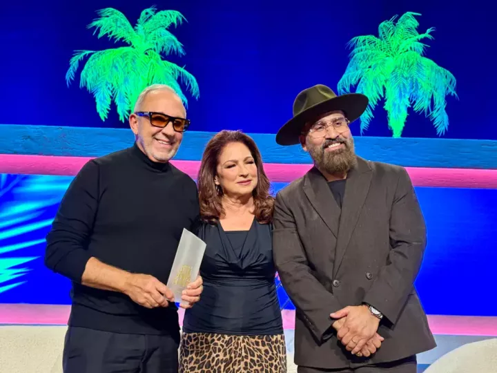 El músico y productor Emilio Estefan y su esposa Gloria Estefan (al centro).
