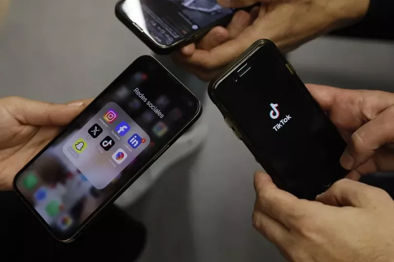 Bruselas pudiera multar a Meta y a TikTok.