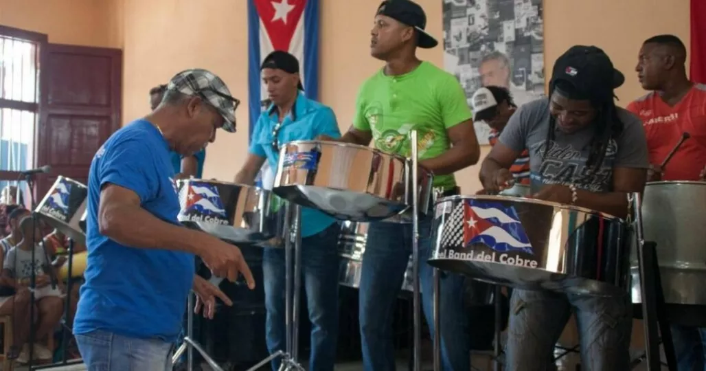 Ramírez Silva fundó y dirigió la Steel Band de El Cobre, con la que llevó la sonoridad caribeña de las steels drums desde las calles de Santiago hasta los escenarios internacionales.