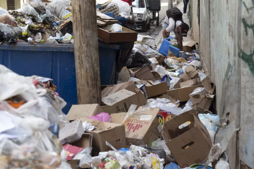 El cierre de la calle Cristina con basura resume la desesperación de una ciudad agotada y poco optimista ante el accionar estatal.