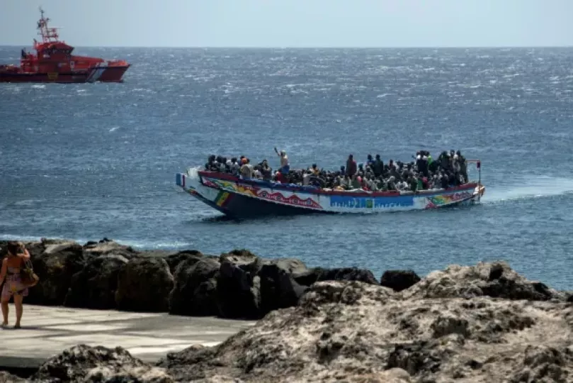 La presidenta de la Comisión Europea, Ursula von der Leyen, anunció un fondo de emergencia de 300 millones de euros para reforzar la vigilancia marítima y la atención humanitaria.