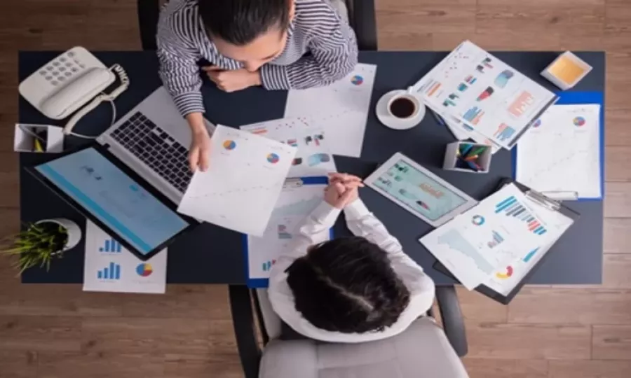 La combinación de capacitación digital y consultorías no solo mejora las habilidades internas, sino que también fomenta la innovación.