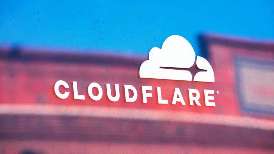 Cloudflare opera una red de distribución de contenidos (CDN) y un proxy inverso de alcance mundial.