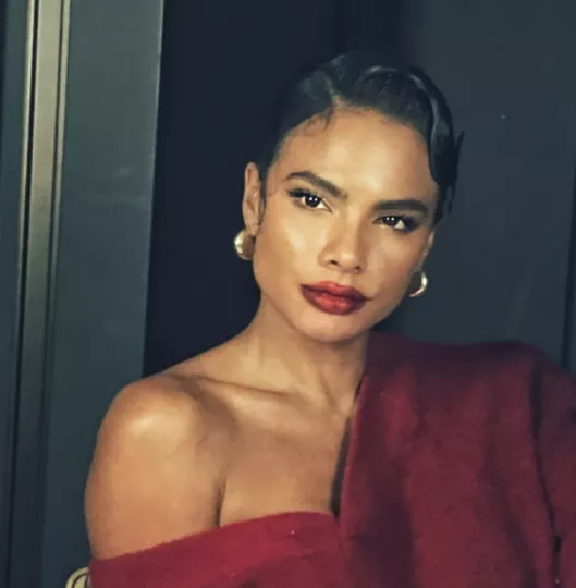 Yany Prado interpreta a la enfermera Amelia en la serie “Y llegaron de noche” (2025).