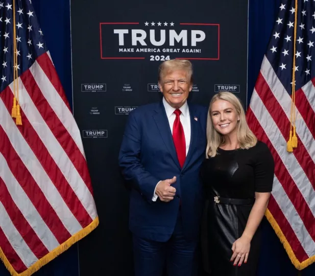 El presidente estadounidense, Donald Trump, y Karoline Leavitt, portavoz de la Casa Blanca. 
