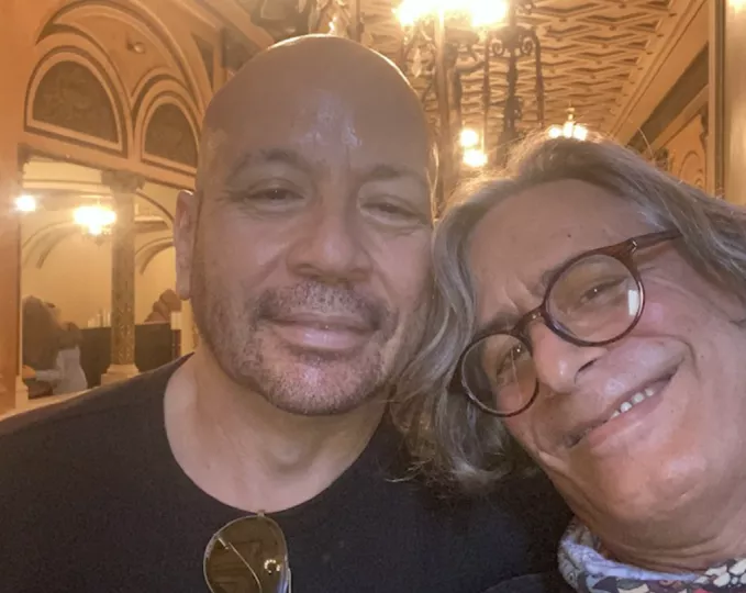 El periodista Julio Acanda y el actor Roberto Govin tras encontrarse en Hollywood.