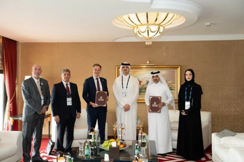 La ceremonia de firma tuvo lugar en el marco del Foro de Doha 2025.