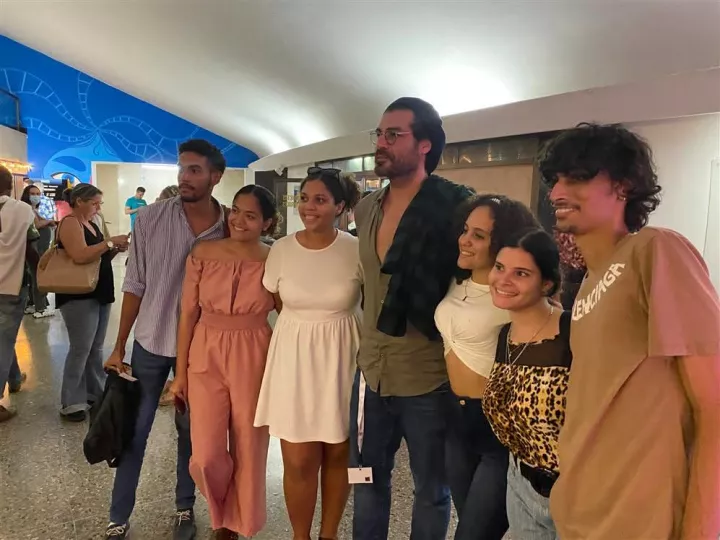 El actor brasileño Thiago Ribeiro Lacerda en foto con admiradores cubanos.