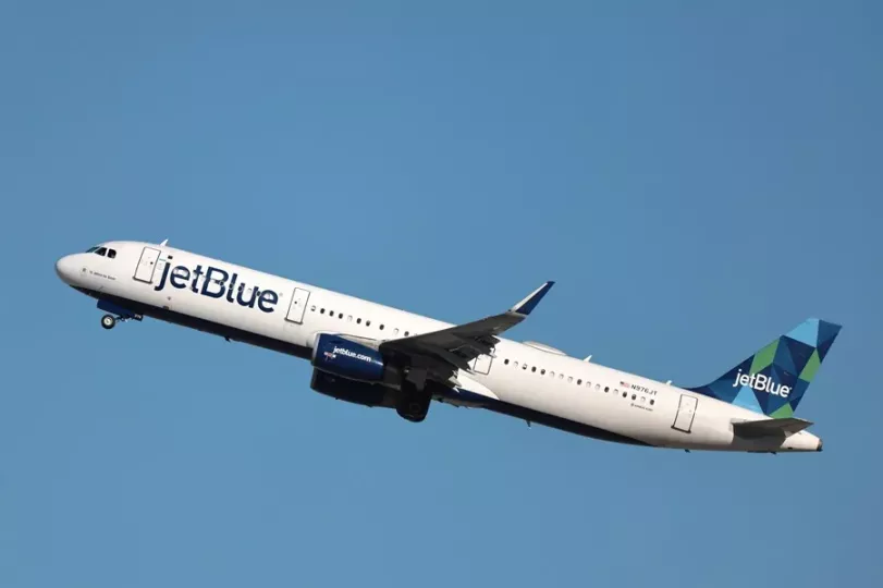 El vuelo 1112 de JetBlue, procedente de Curazao y con destino al aeropuerto JFK de Nueva York, se vio obligado a interrumpir su ascenso para evitar una colisión con una aeronave de la Fuerza Aérea de EE.UU. 