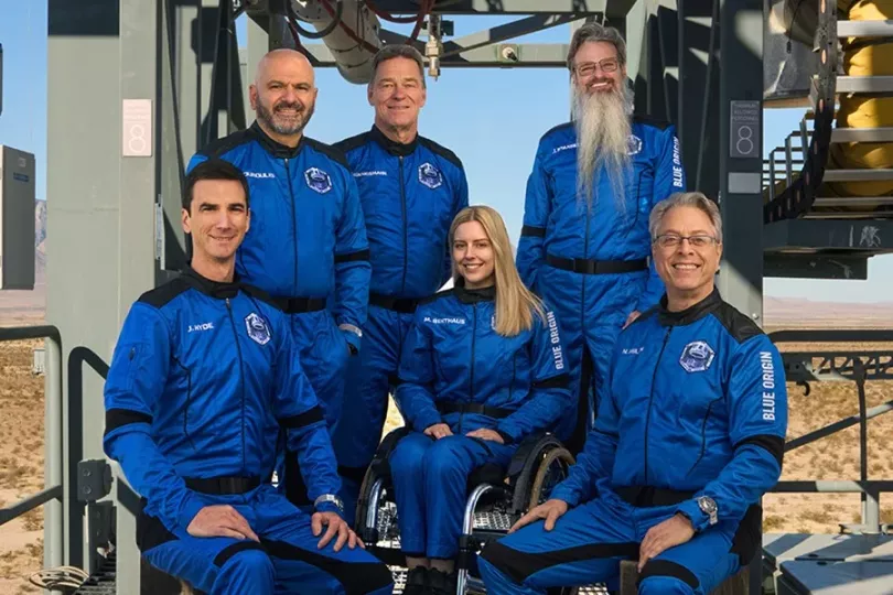 Michaela ‘Michi’ Benthaus, ingeniera aeroespacial y de mecatrónica en la Agencia Espacial Europea, se convirtió en la primera pasajera con movilidad reducida en superar la línea de Kármán, ubicada a aproximadamente 100 kilómetros sobre la Tierra.