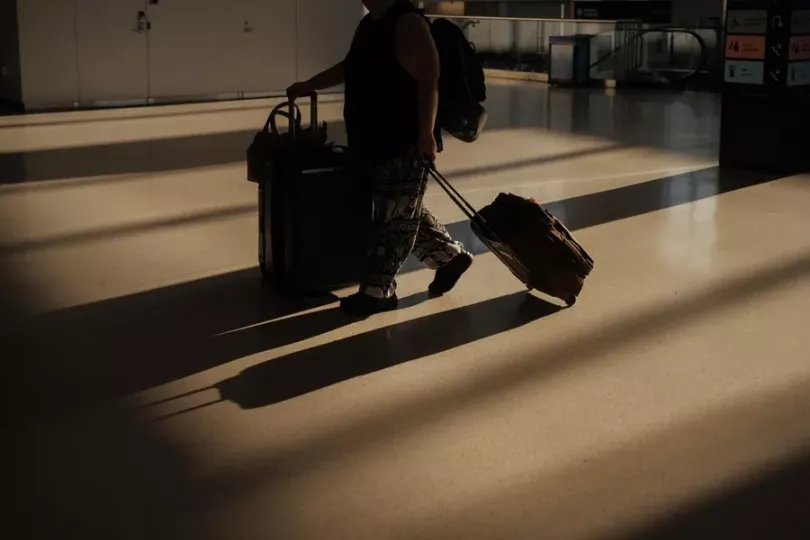 La normativa, anunciada el pasado octubre, permite al DHS recolectar desde el viernes datos biométricos como las huellas dactilares y aspectos faciales de los extranjeros en los aeropuertos, puntos terrestres y puertos marítimos cuando abandonen Estados Unidos.