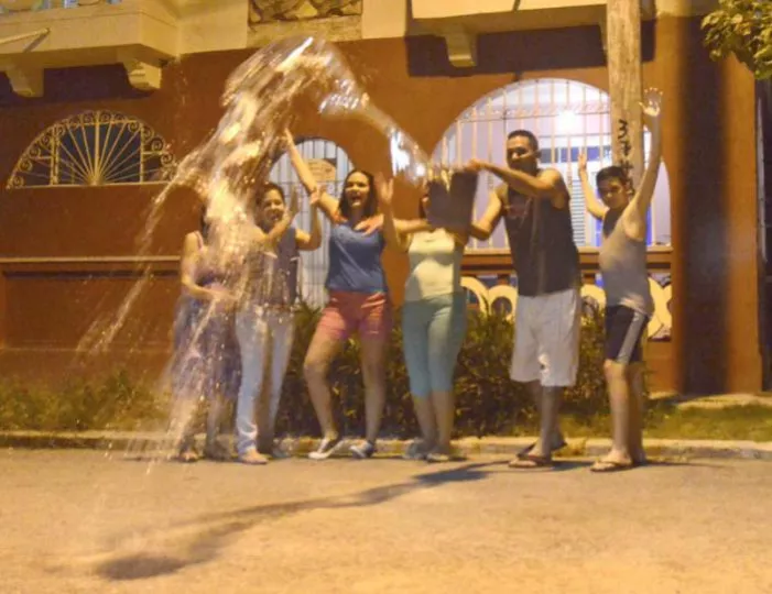 Tradición típica de los cubanos de arrojar un jarro de agua a la calle al iniciar el nuevo año.