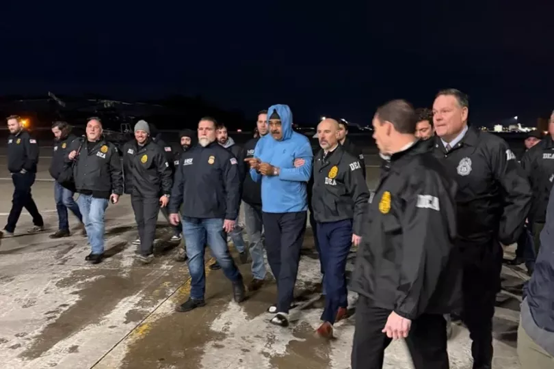 El presidente venezolano Nicolás Maduro siendo trasladado por agentes de la DEA durante su llegada a Estados Unidos.