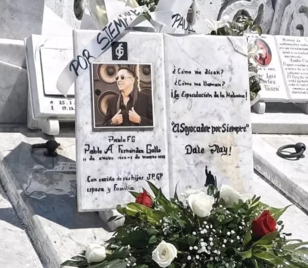 Tumba del fallecido cantante cubano Paulito FG en el Panteón del Ministerio de Cultura, en la Necrópolis de Colón.