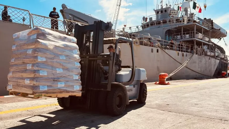 Imagen que documenta la operación de carga de uno de los buques con ayuda humanitaria hacia Cuba, en el puerto de Veracruz. El Papaloapan y el Isla Holbox transportan más de 800 toneladas de alimentos y artículos de primera necesidad. Foto: Gobierno de México.