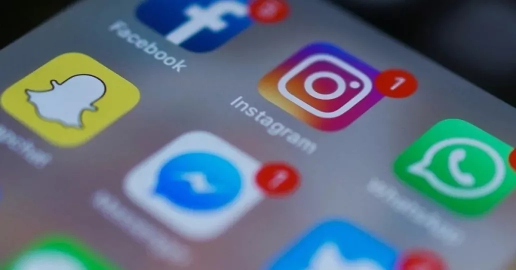 Logotipos de diversas redes sociales en un teléfono móvil. Foto Afp/ Archivo